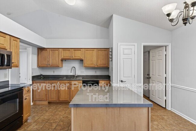 Building Photo - 10 Manor Ridge Ct