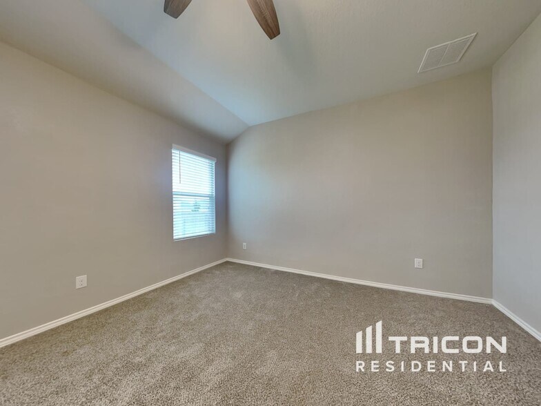 Building Photo - 221 Dylan Dr