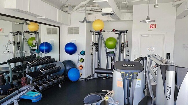 Building Photo - 10 SW South River Dr