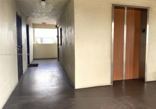 Building Photo - 2322 S Cypress Bend Dr