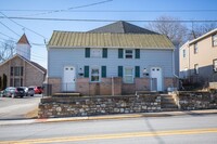 Building Photo - 3 bedroom, 1 full/1 half bath, Duplex in C...