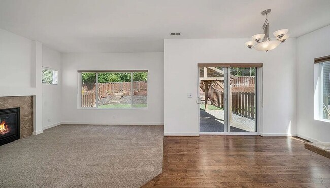 Building Photo - Lakeland Hills Home in Dieringer School Di...