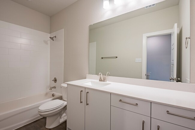 Building Photo - AVAILABLE NOW! GORGEOUS 4 BEDROOM DUPLEX L...