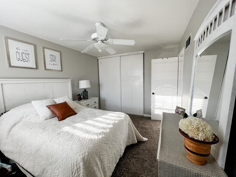 Building Photo - 323 SE Melody Ln