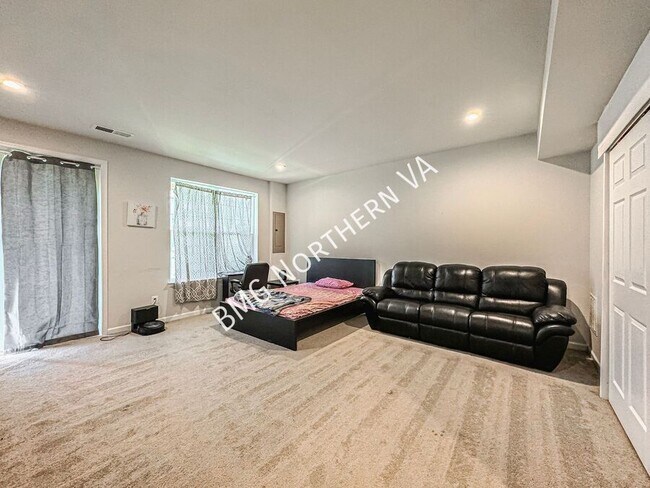 Building Photo - 42961 Running Creek Square