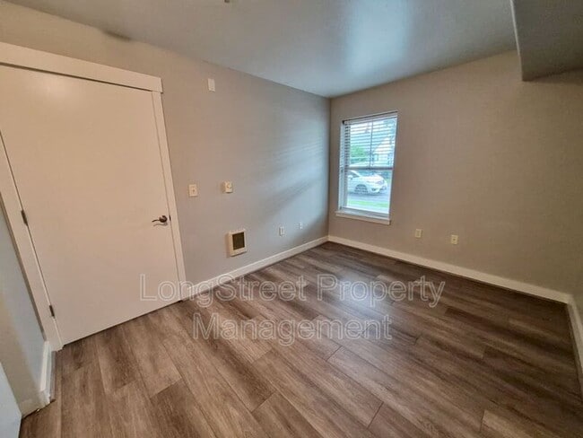 Building Photo - 9837 NE Irving St