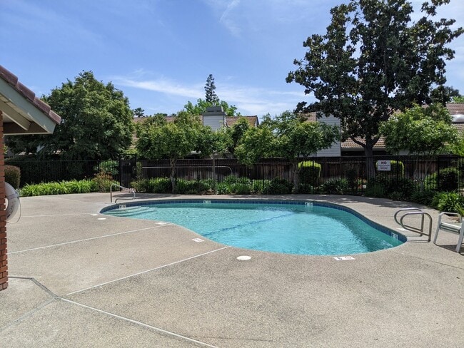 Building Photo - Spacious Bullard Court 2 bedroom 2 bathroo...