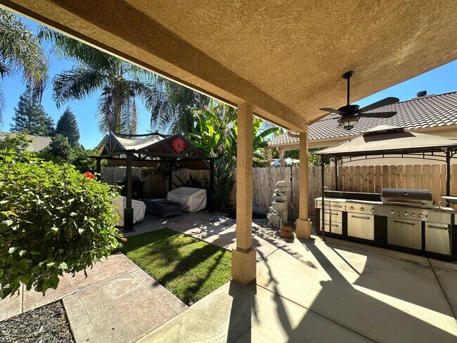 Building Photo - SE Visalia home coming soon!!