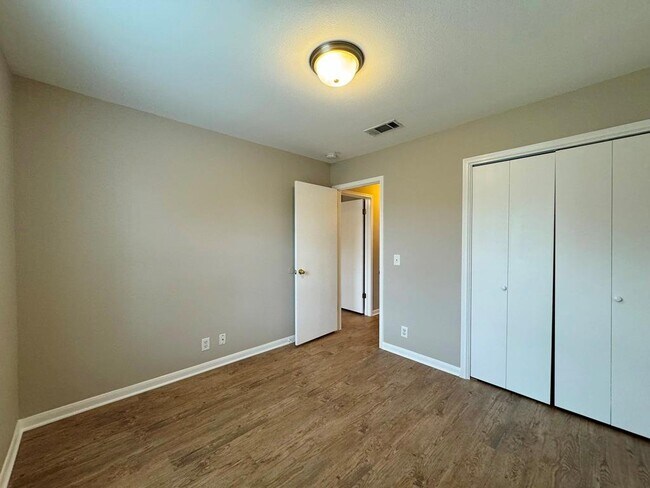 Building Photo - 219 Crystal Knoll Blvd