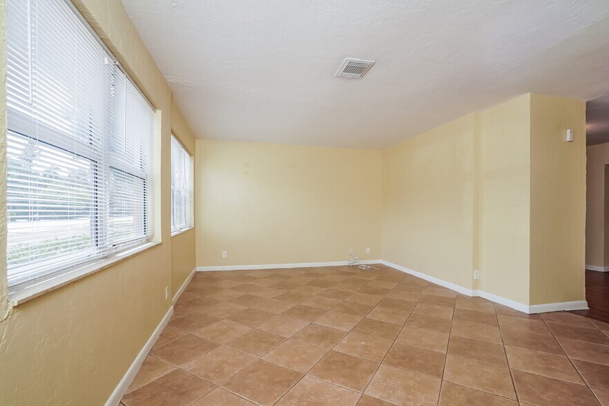 Building Photo - 1887 Sunset Pl