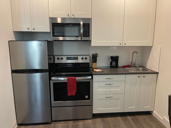 Building Photo - FURNISHED 1BED 1BATH APARTMENT - DOWNTOWN ...