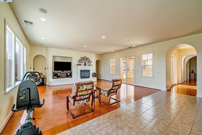 Building Photo - 2048 Feathermint Dr