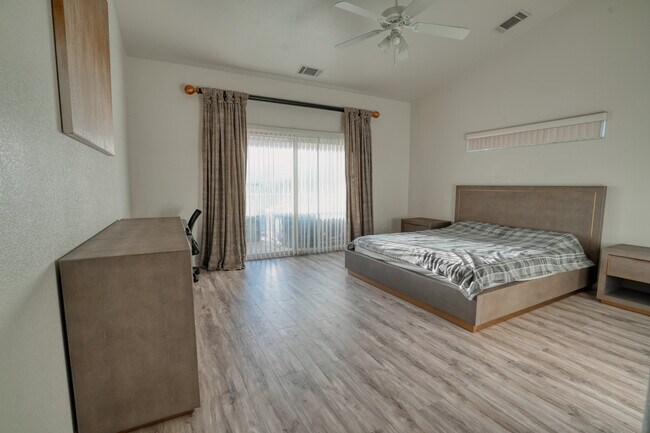 Master Bedroom, Cal King - 16087 Bubbling Wells Rd