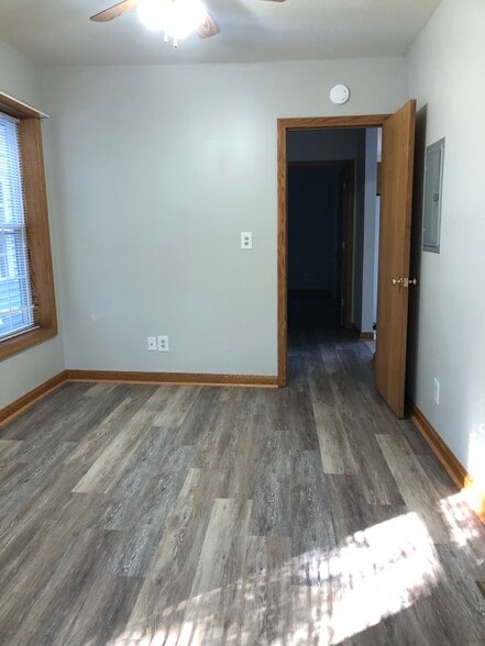 Building Photo - 102 Parade St