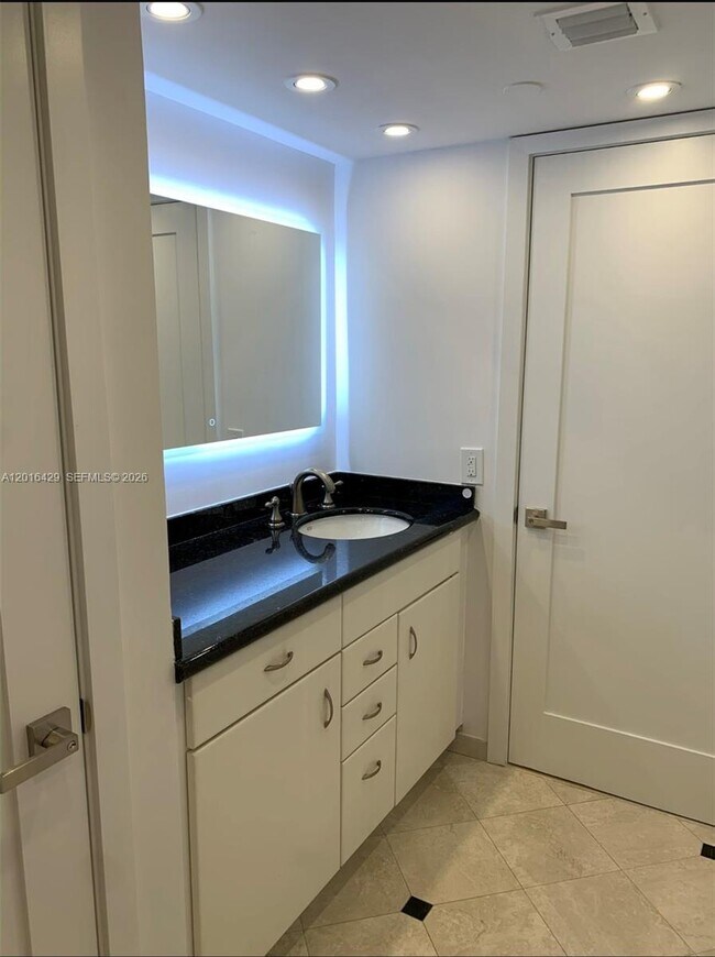 Building Photo - 1541 Brickell Ave