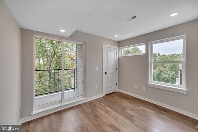 Building Photo - 2410 Clifford St