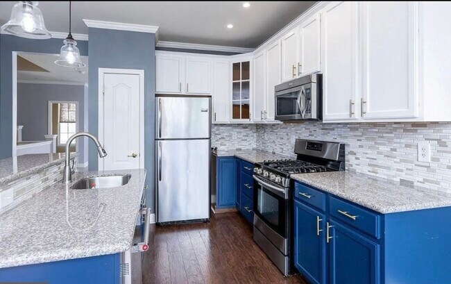 Building Photo - 127 Acorn Dr