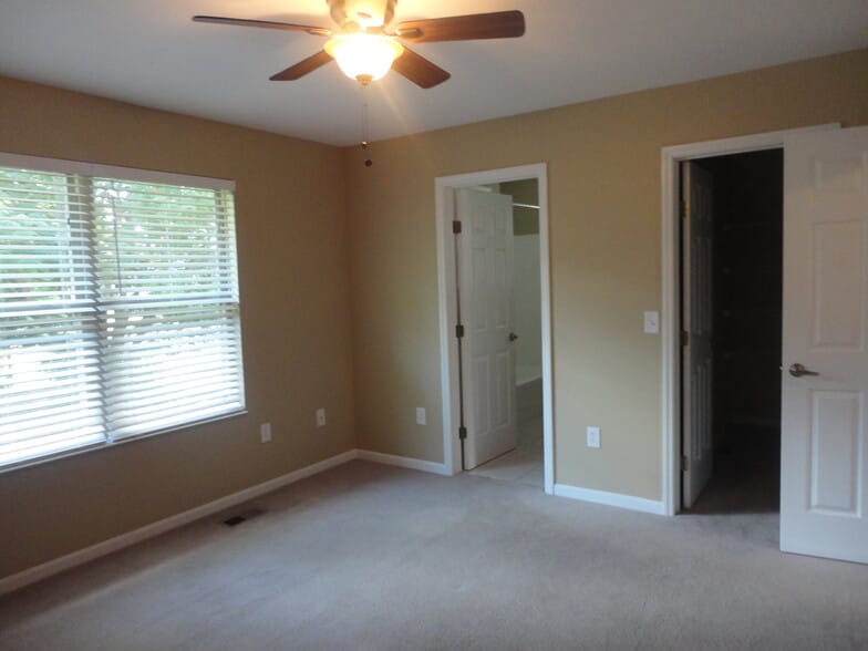 Building Photo - 3358 Village Dr