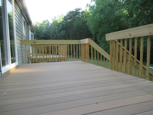 Building Photo - Move-In Ready 3-Bedroom Home in North Lincoln School District!