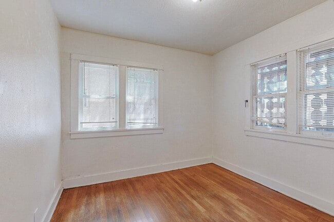 Building Photo - 212 Mesa St SE