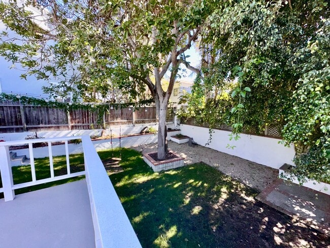Building Photo - Charming Manhattan Beach Home with Spacious Yard – Prime Location!