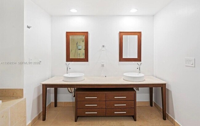 Building Photo - 495 Brickell Ave