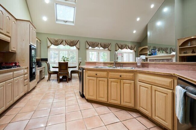 Building Photo - 6920 Oakbrook Way