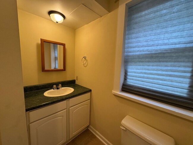Building Photo - Private and Lovely 3 Bedroom Home