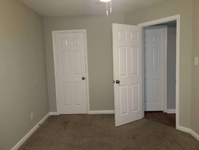 Building Photo - 1 month free call for details!!!  2-Bed Apartment in Decatur's Heart – Your Cozy Retreat Awaits!"