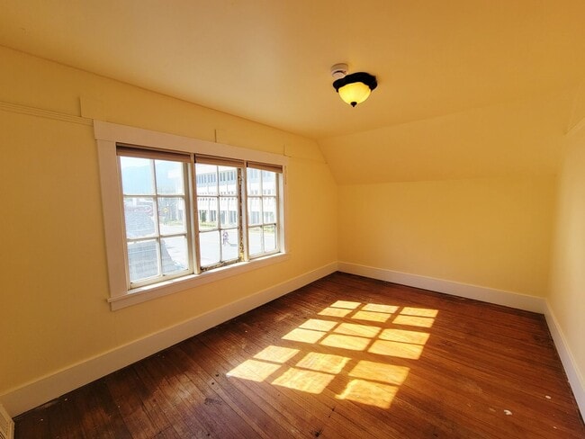 Building Photo - 3-Bedroom Home in Juneau’s Desirable Downt...