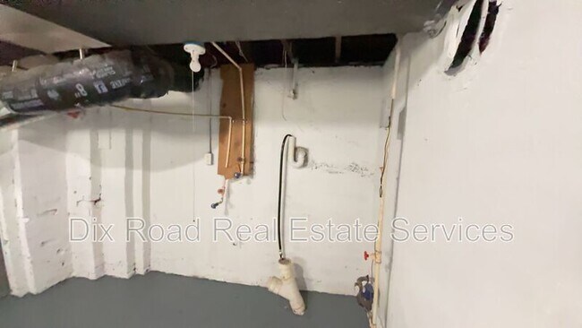 Building Photo - 2107 Queen Ave