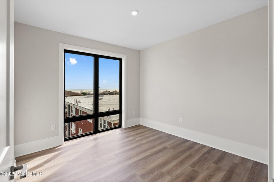 Building Photo - 215 2nd Ave