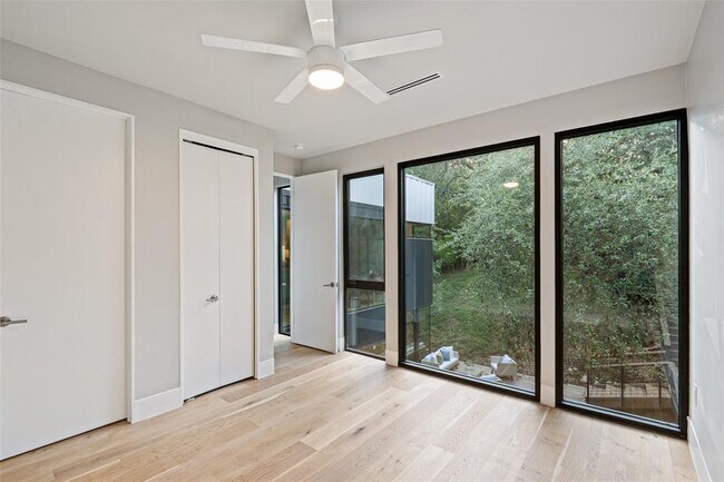 Building Photo - 1327 Bonham Terrace