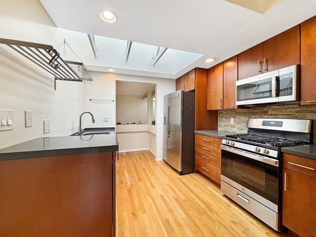 Building Photo - Beautiful 3BD/3BA Townhouse in Fashion Val...