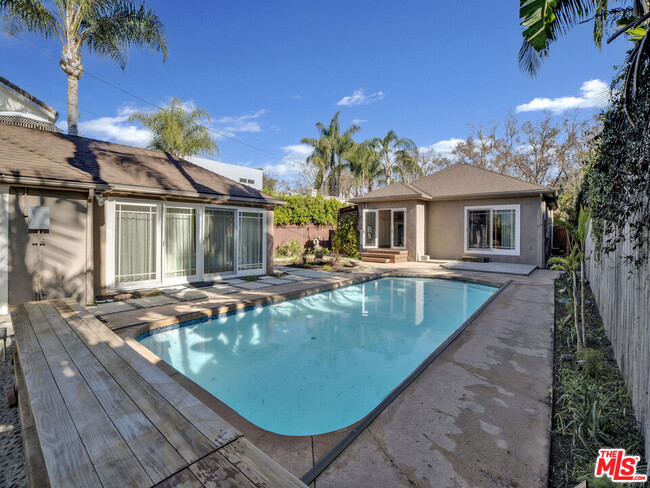 Building Photo - 743 N Orange Dr