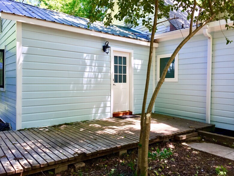 Nice private entrance behind larger home - 816 W Hopkins St
