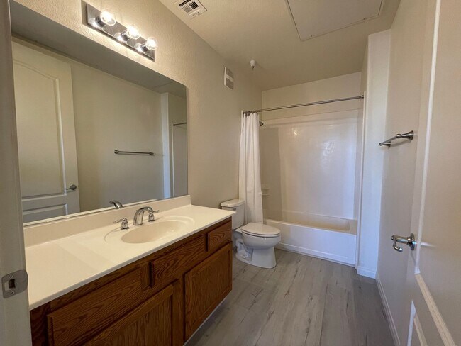 Building Photo - Available NOW!-2 Bedroom Unit in Manhattan Guard Gated Community!