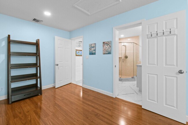 Building Photo - 244 Greymon Dr