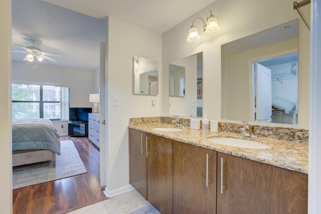 Building Photo - 200 Uno Lago Dr