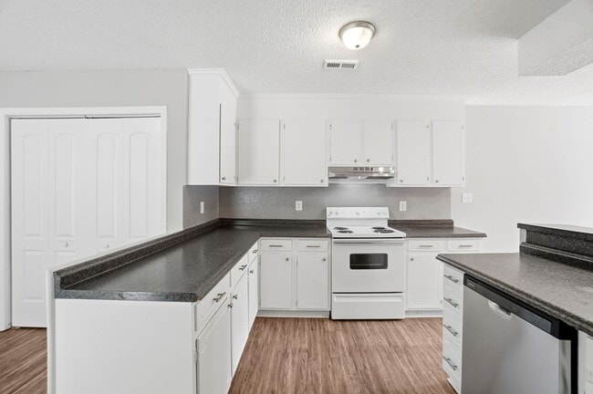 Building Photo - 3 Bedroom Ranch with a 2 Car Garage!