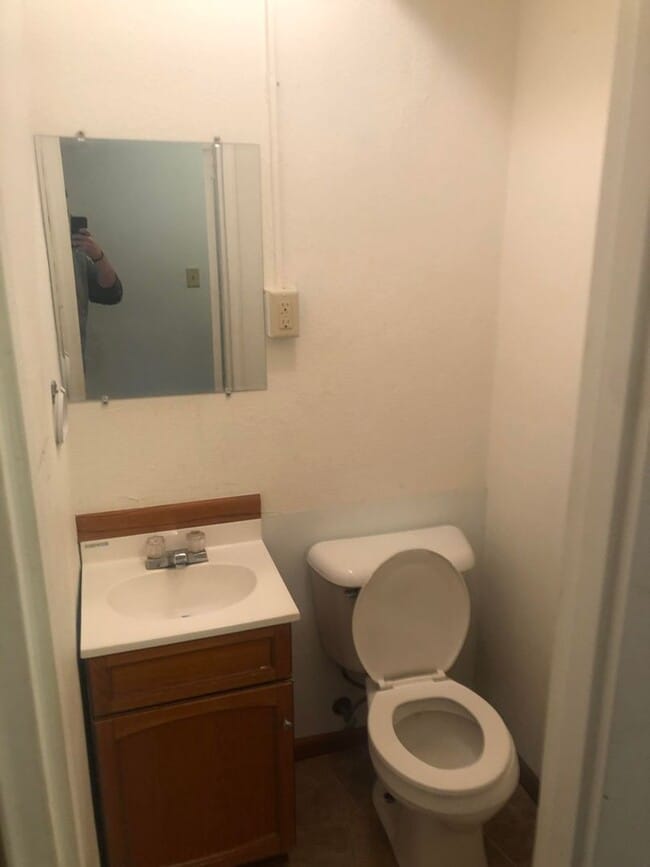 Building Photo - Large 4 Bedroom 2 bath