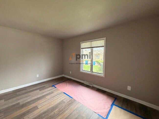 Building Photo - 160 Meadows Cir