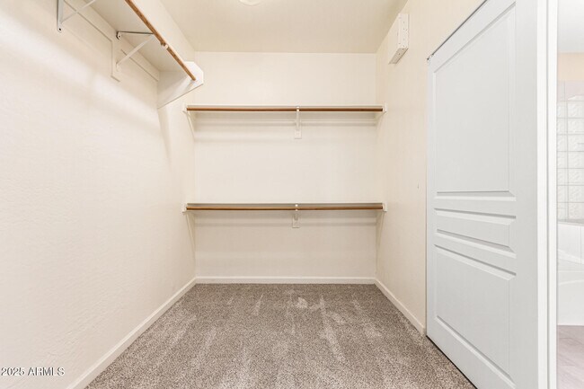 Building Photo - 6804 W Lone Cactus Dr