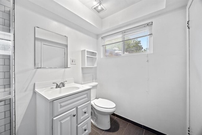 Building Photo - 4611 Lennox Dr