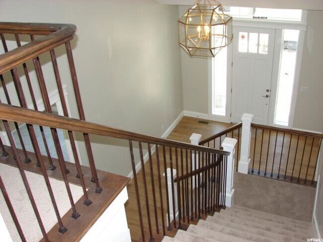 Building Photo - Upmarket Townhouse in Sought After Holladay City
