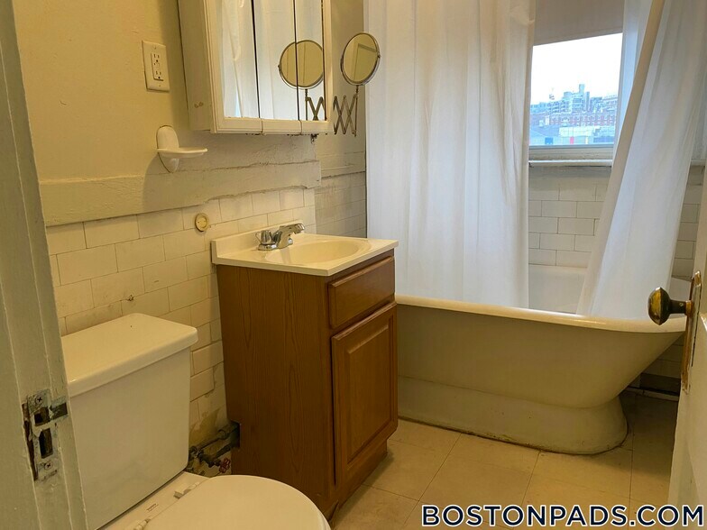Building Photo - 1179 Boylston St