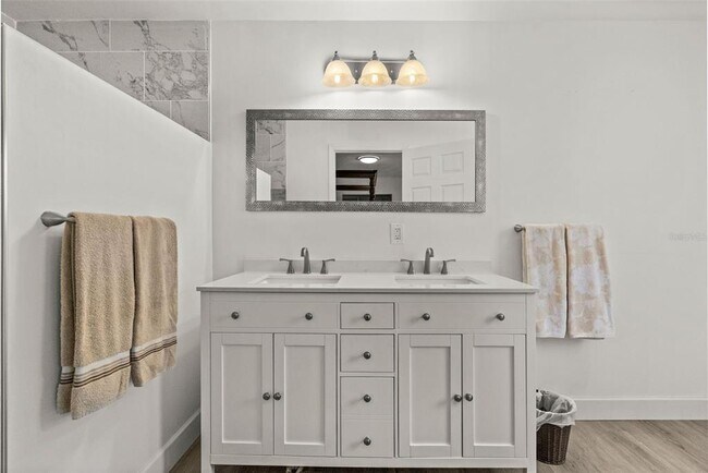 Building Photo - 710 116th Ave