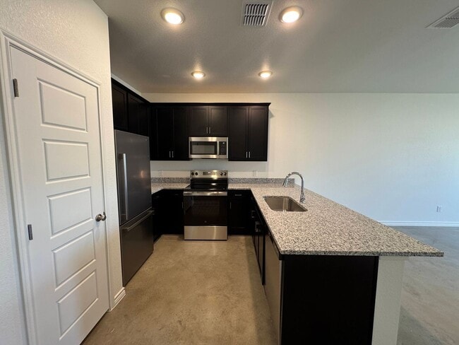 Building Photo - 636 Pacific Crest Trl