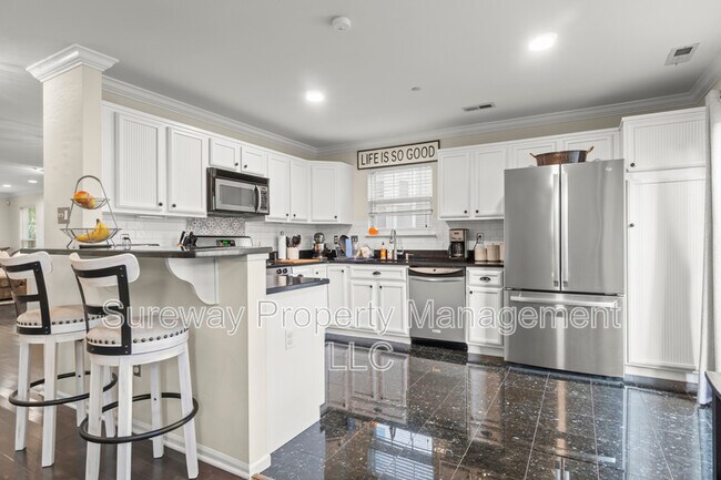 Building Photo - 221 Lookout Pl