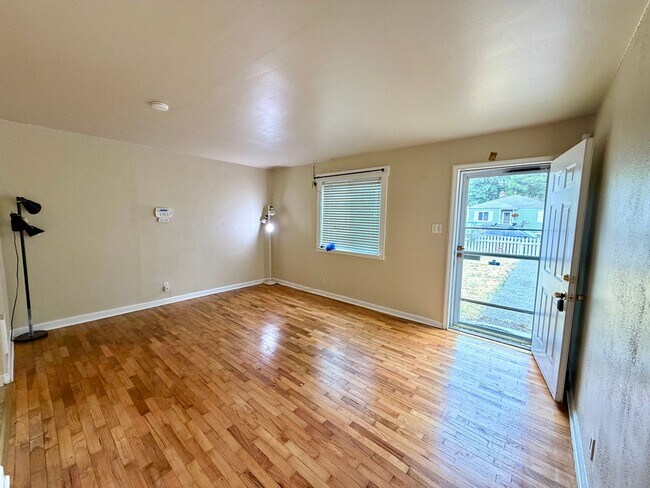 Building Photo - Cute 2 Bedroom in Tacoma